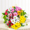 Ramo de flores variadas para regalar en tonos amarillos, rosas y blancos
