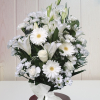 Ramo para funeral con flores como gerberas, liliums, rosas y margaritas blancas
