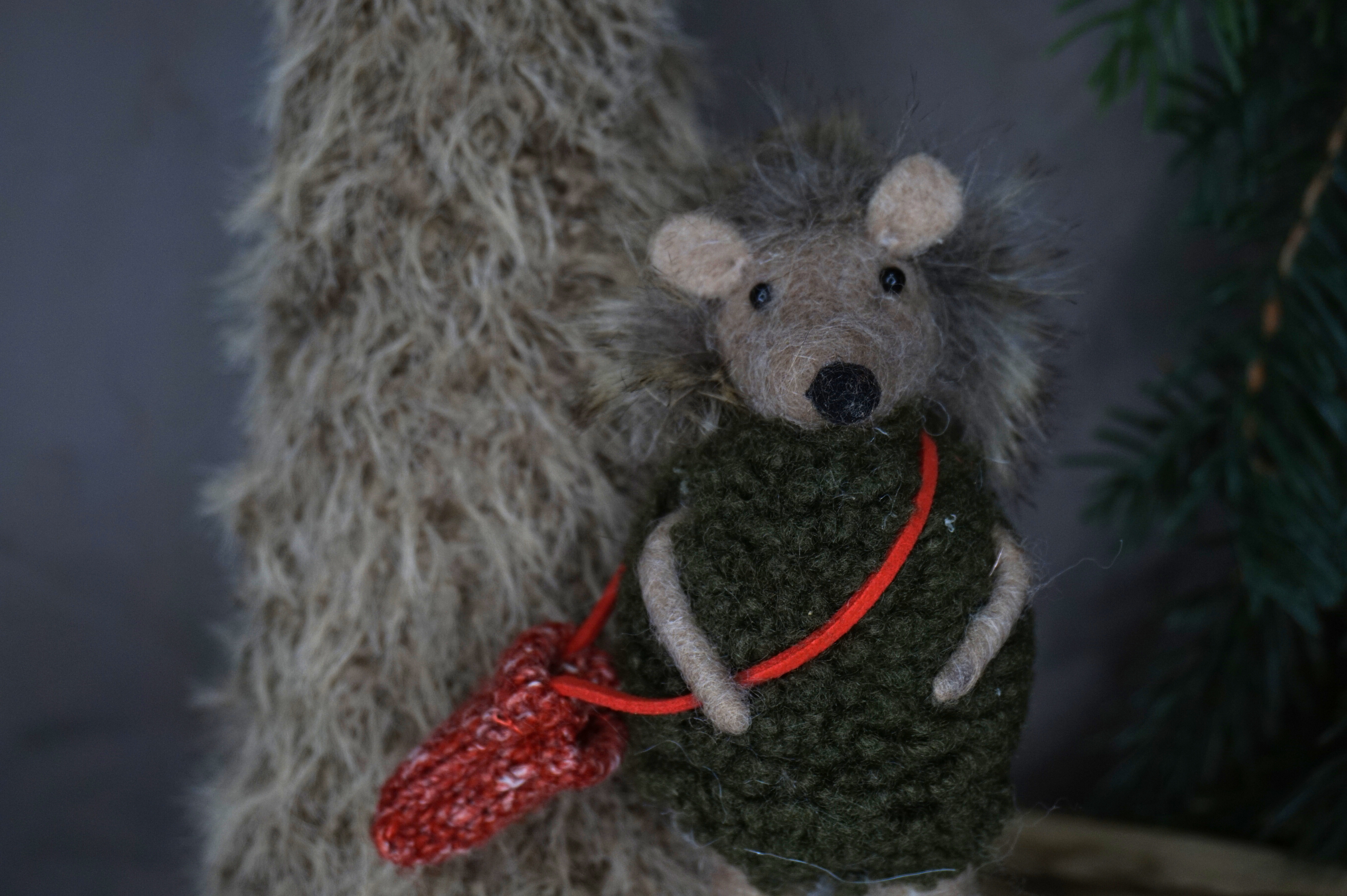 Alternative view of Erizo con abrigo y bolso hecho a mano