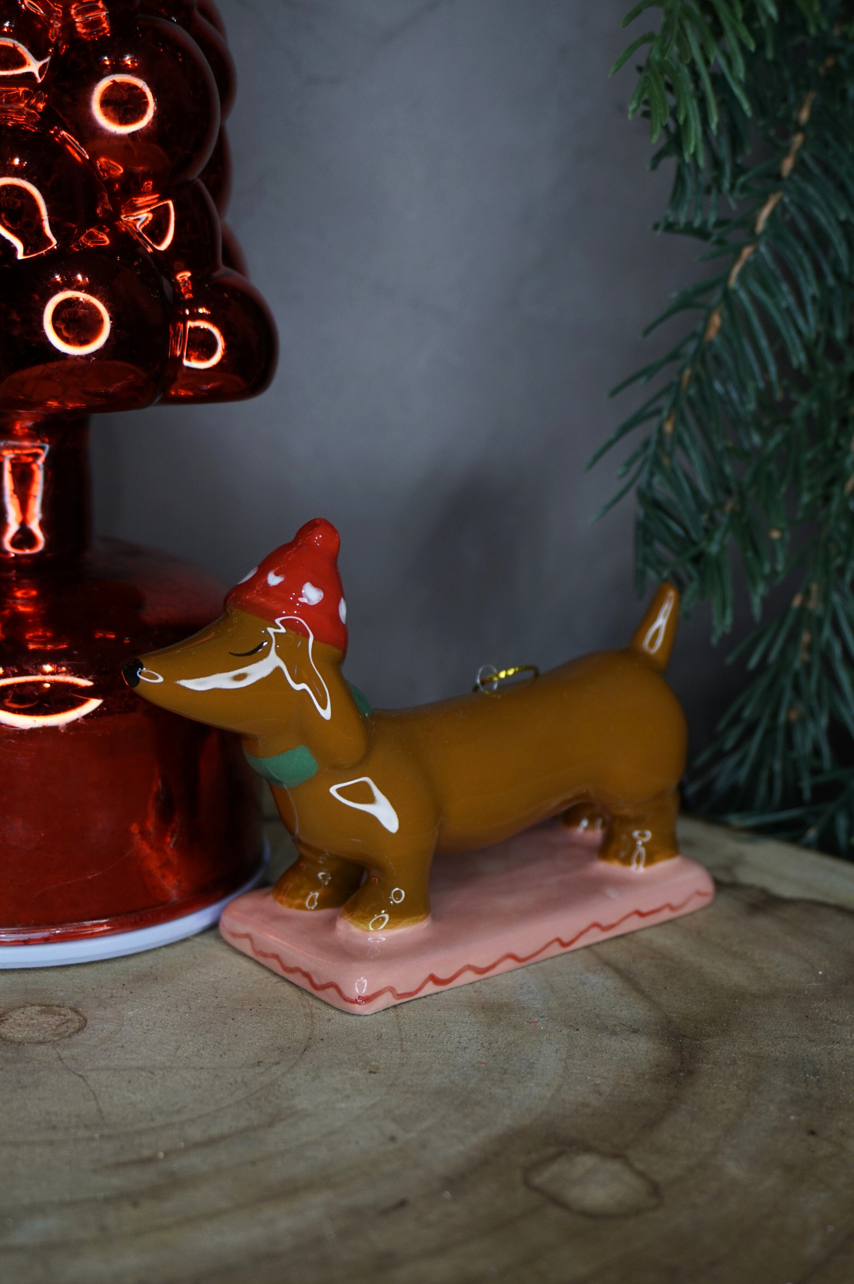 Adorno árbol - Perro salchicha con gorro rojo - Imagen 2