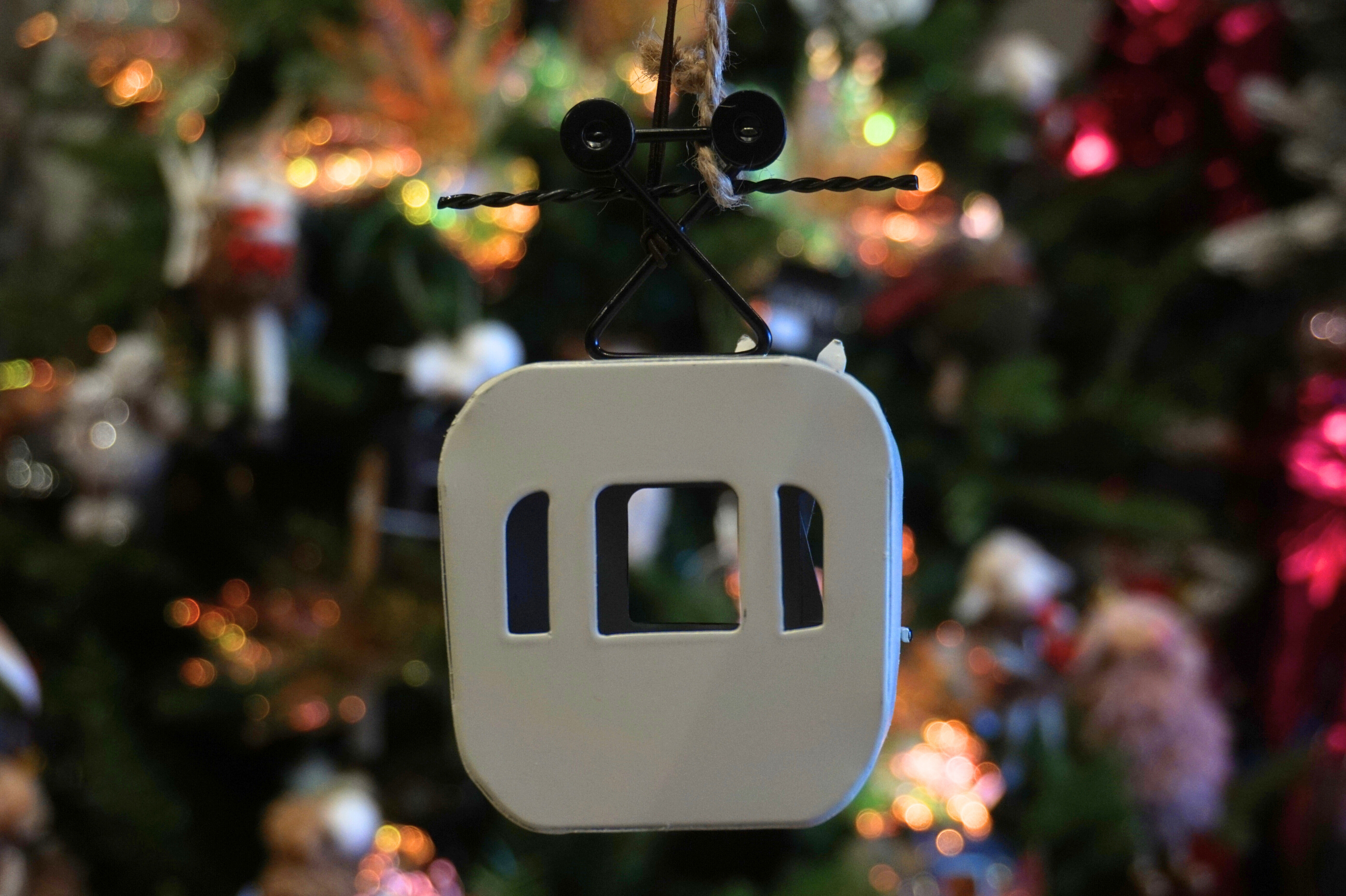 Adornos árbol – Cabina teleférico blanca - Imagen 4