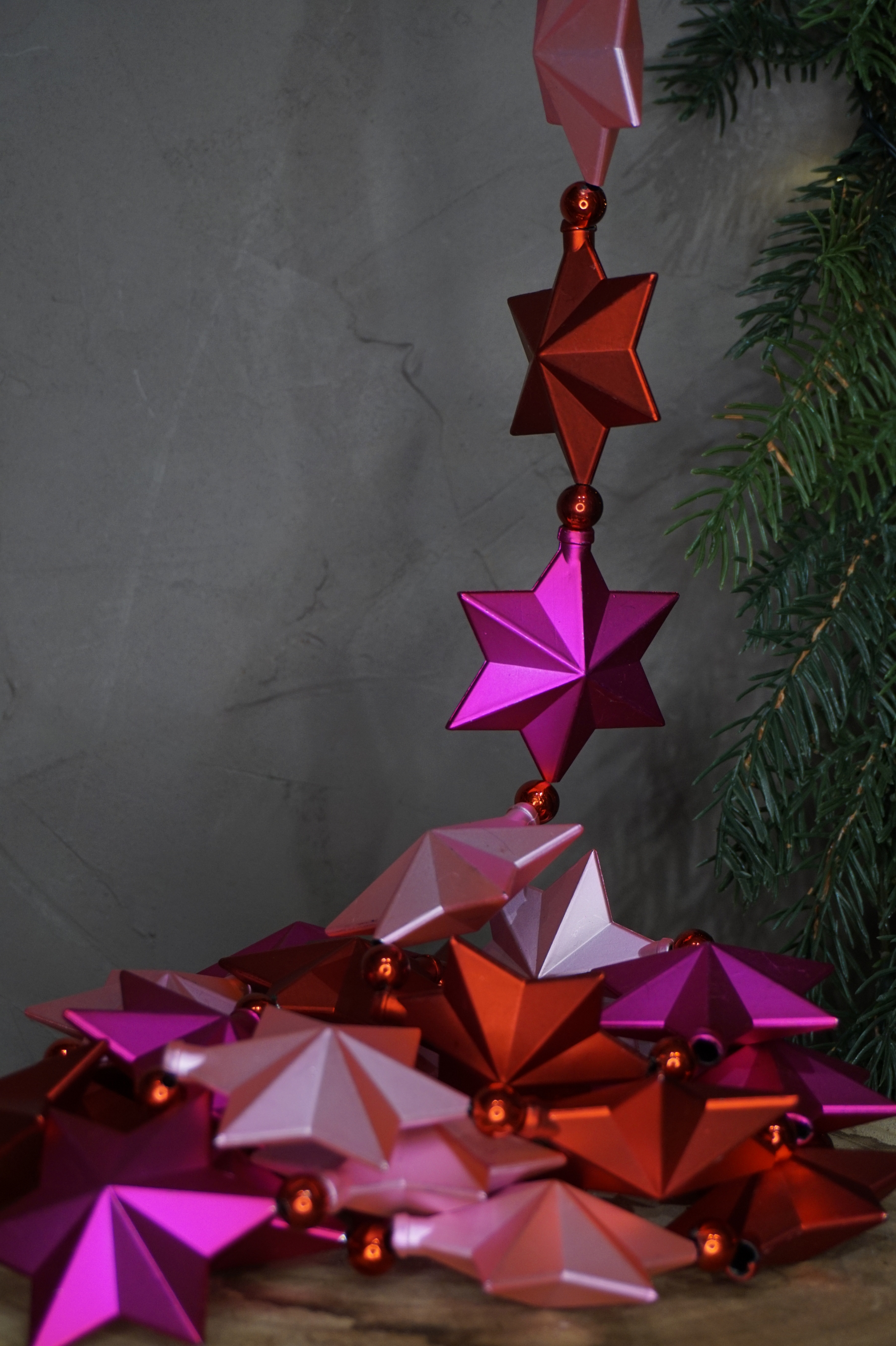 Alternative view of Decoración - Guirnalda de Navidad estrellas rojas y rosas