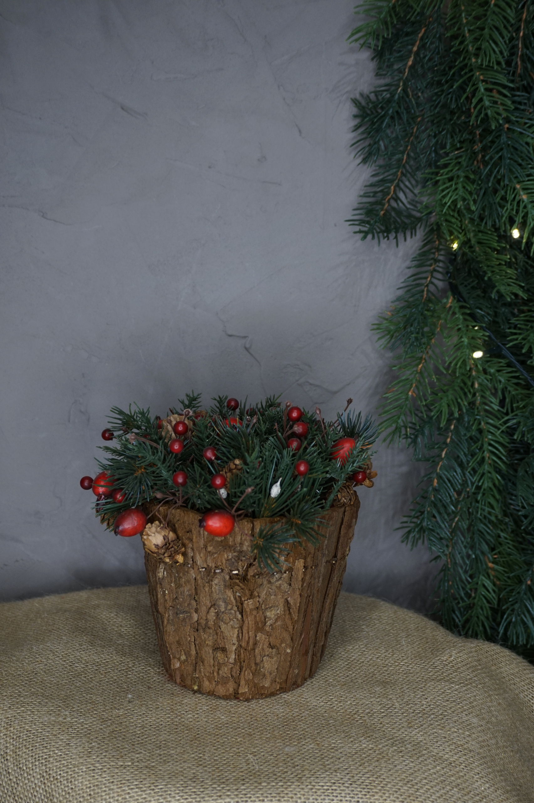 Decoración navideña - Macetero artificial piñas y bayas