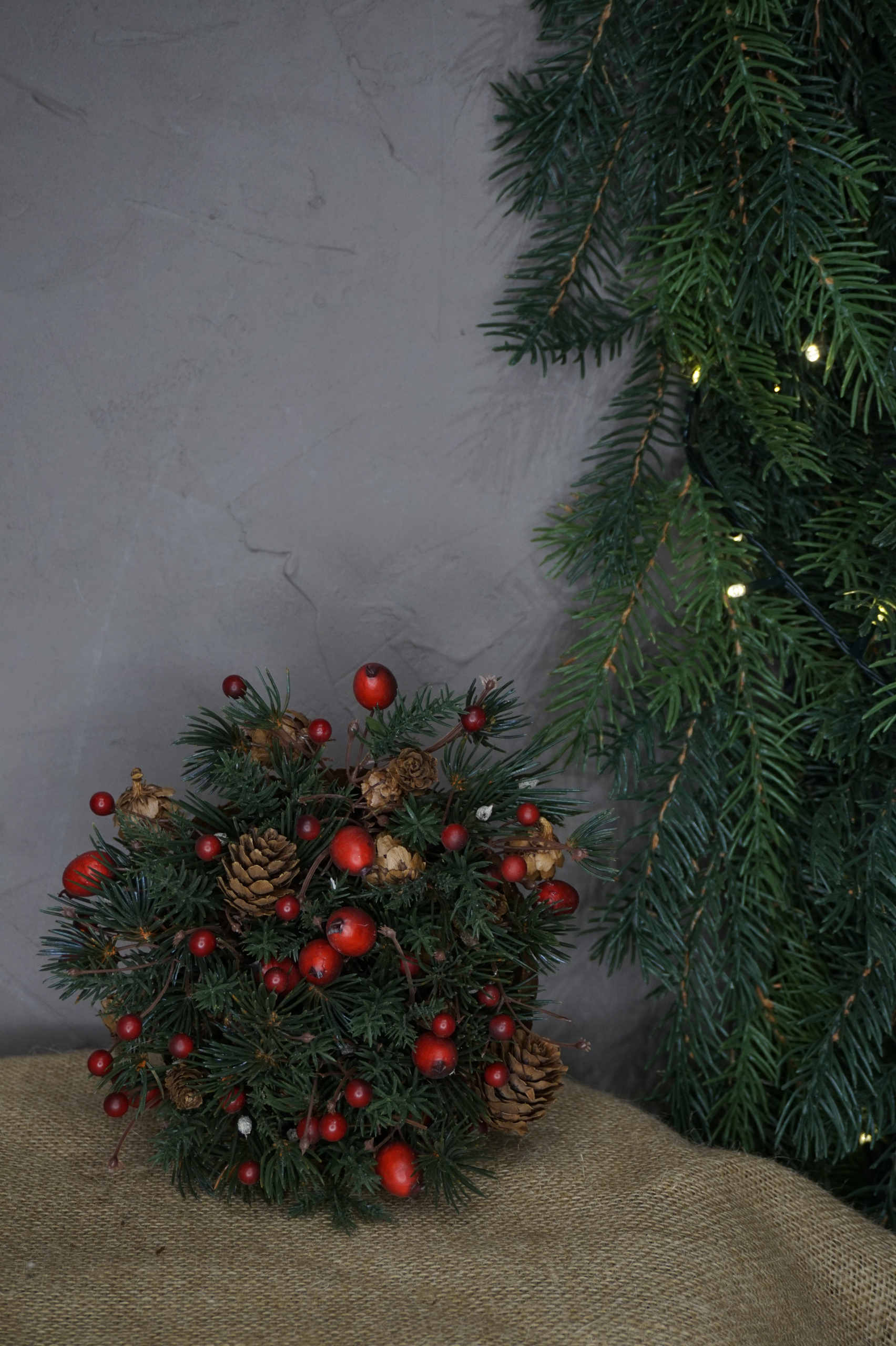 Decoración navideña - Macetero artificial piñas y bayas - Imagen 2