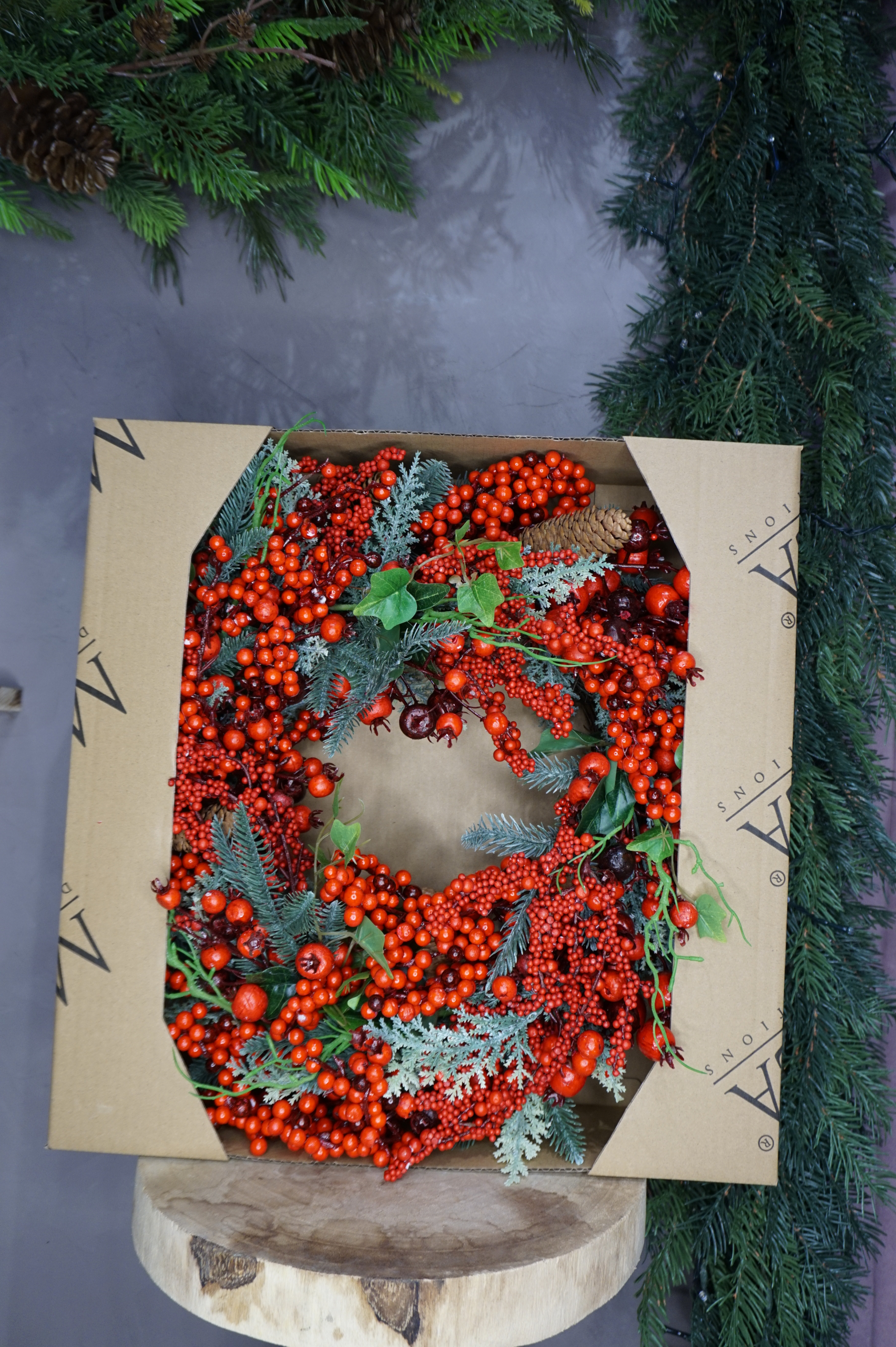 Decoración - Corona navideña con bayas rojas y piñas - Imagen 4