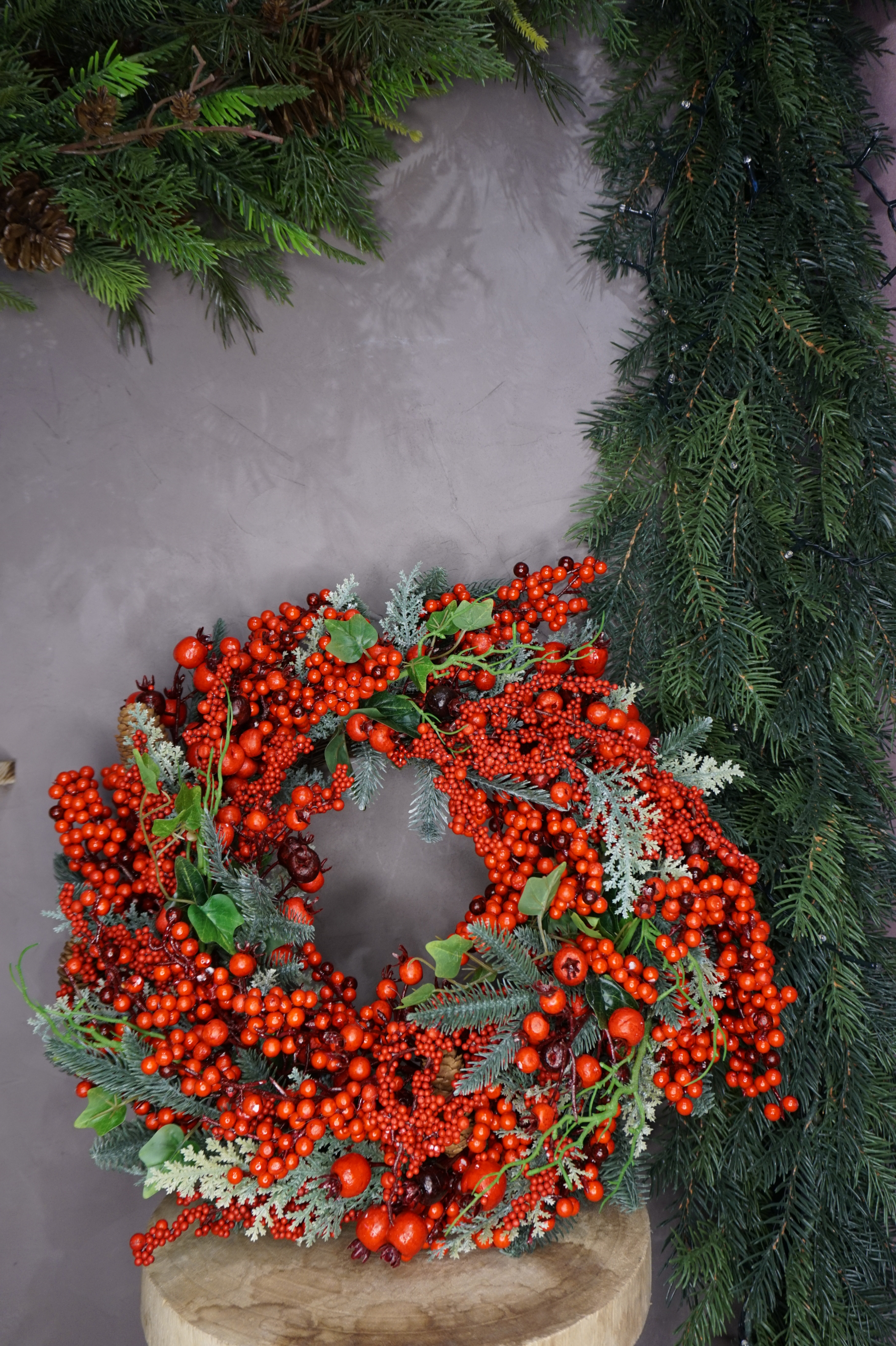 Decoración - Corona navideña con bayas rojas y piñas