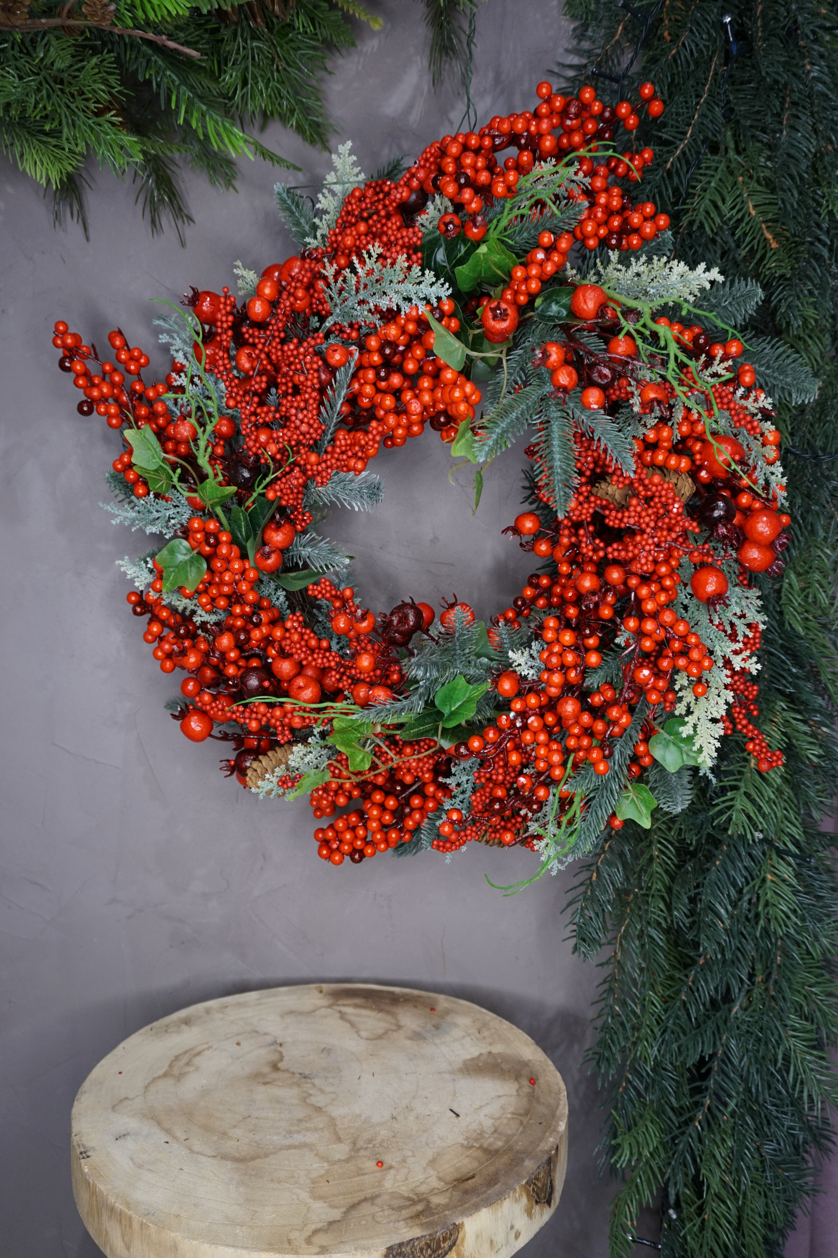 Decoración - Corona navideña con bayas rojas y piñas - Imagen 3