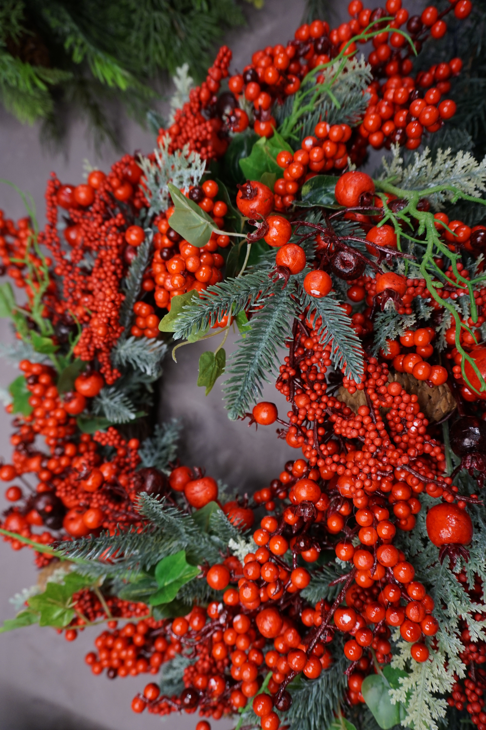Decoración - Corona navideña con bayas rojas y piñas - Imagen 2