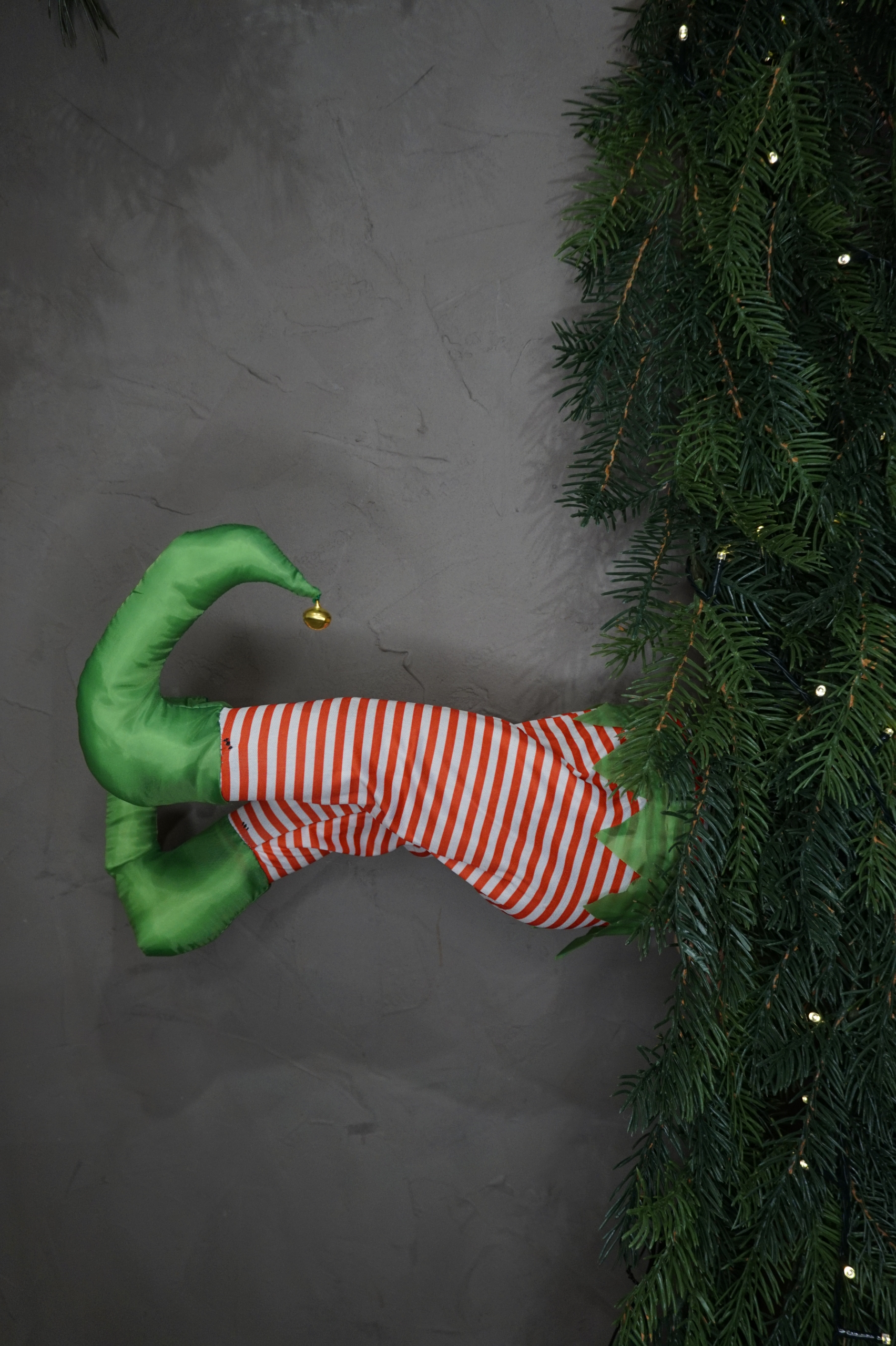 Decoración- Piernas de elfo navideño - Imagen 2