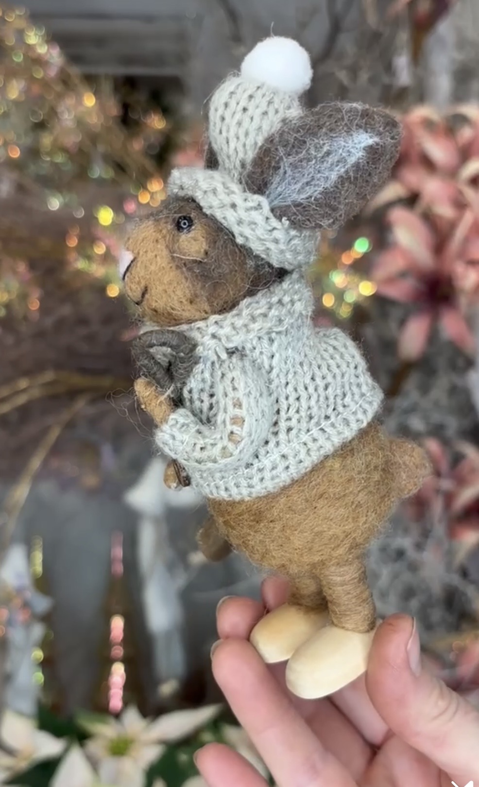 Conejo marrón equipado con pala para la nieve hecho a mano - Imagen 2