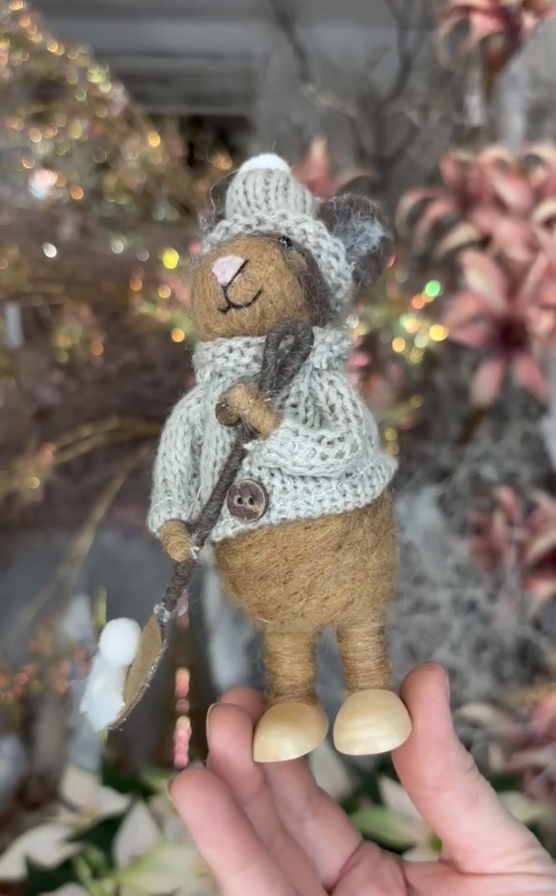 Conejo marrón equipado con pala para la nieve hecho a mano