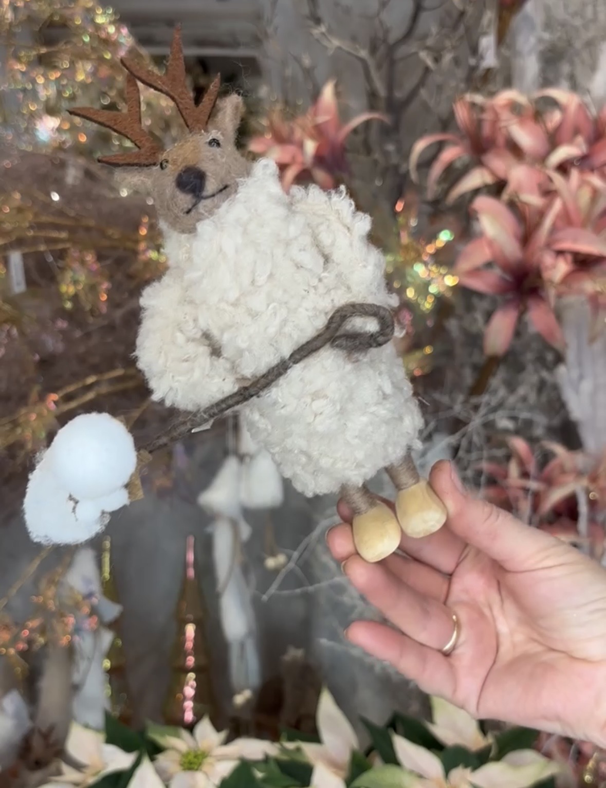 Reno con abrigo y pala para la nieve hecho a mano