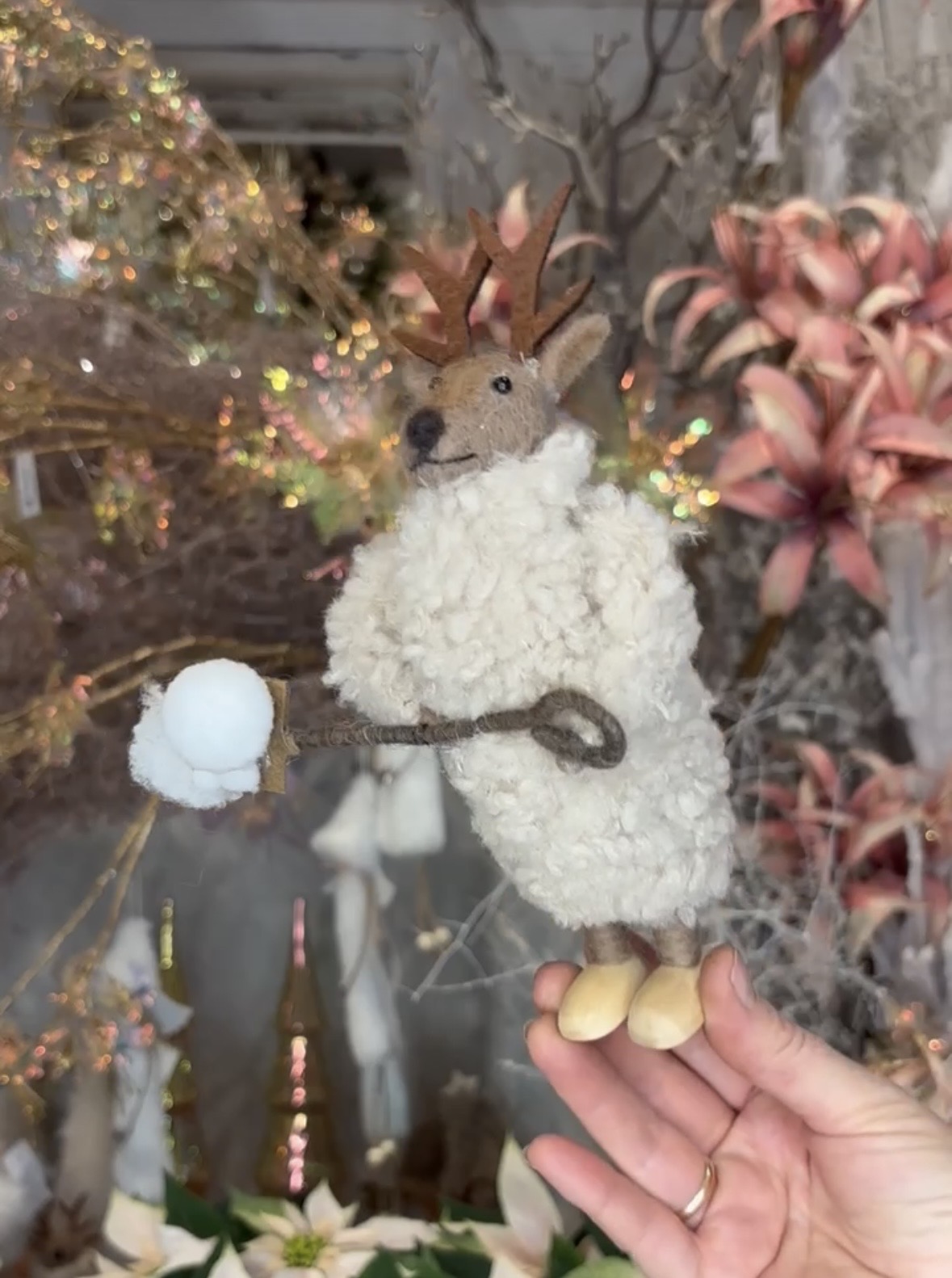 Reno con abrigo y pala para la nieve hecho a mano - Imagen 2