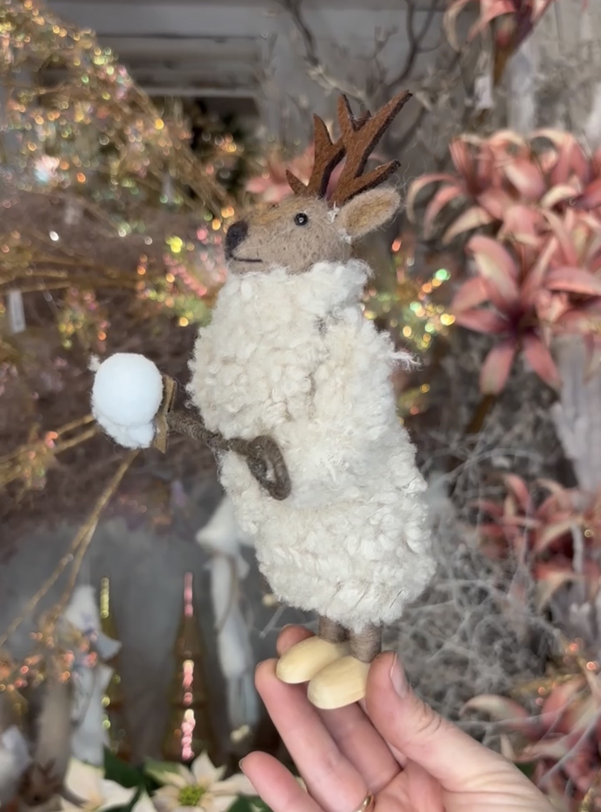 Reno con abrigo y pala para la nieve hecho a mano - Imagen 3