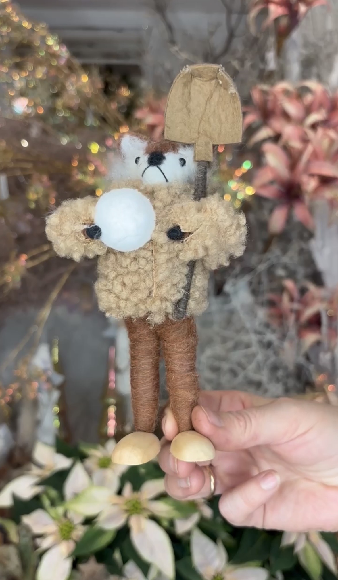 Zorro equipado con pala, abrigo y bola de nieve hecho a mano