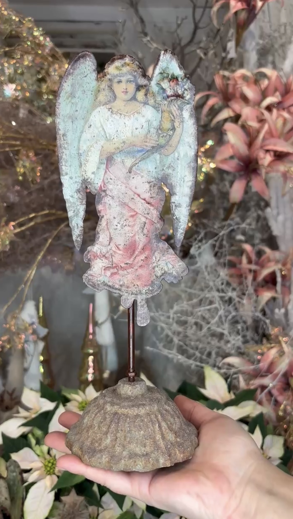 Ángel rosa y azul con soporte estilo vintage