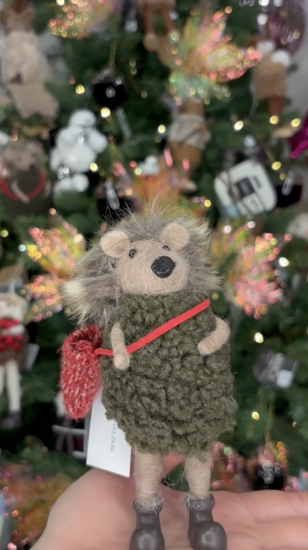 Erizo con abrigo y bolso hecho a mano