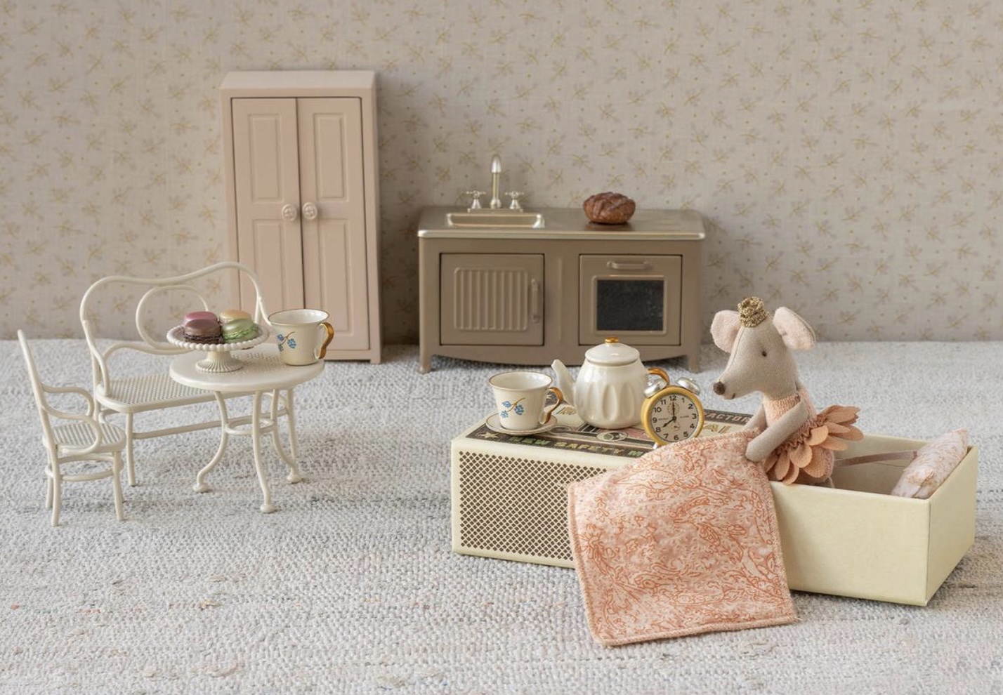 Maileg - Set de café con mobiliario completo pequeño - Imagen 5