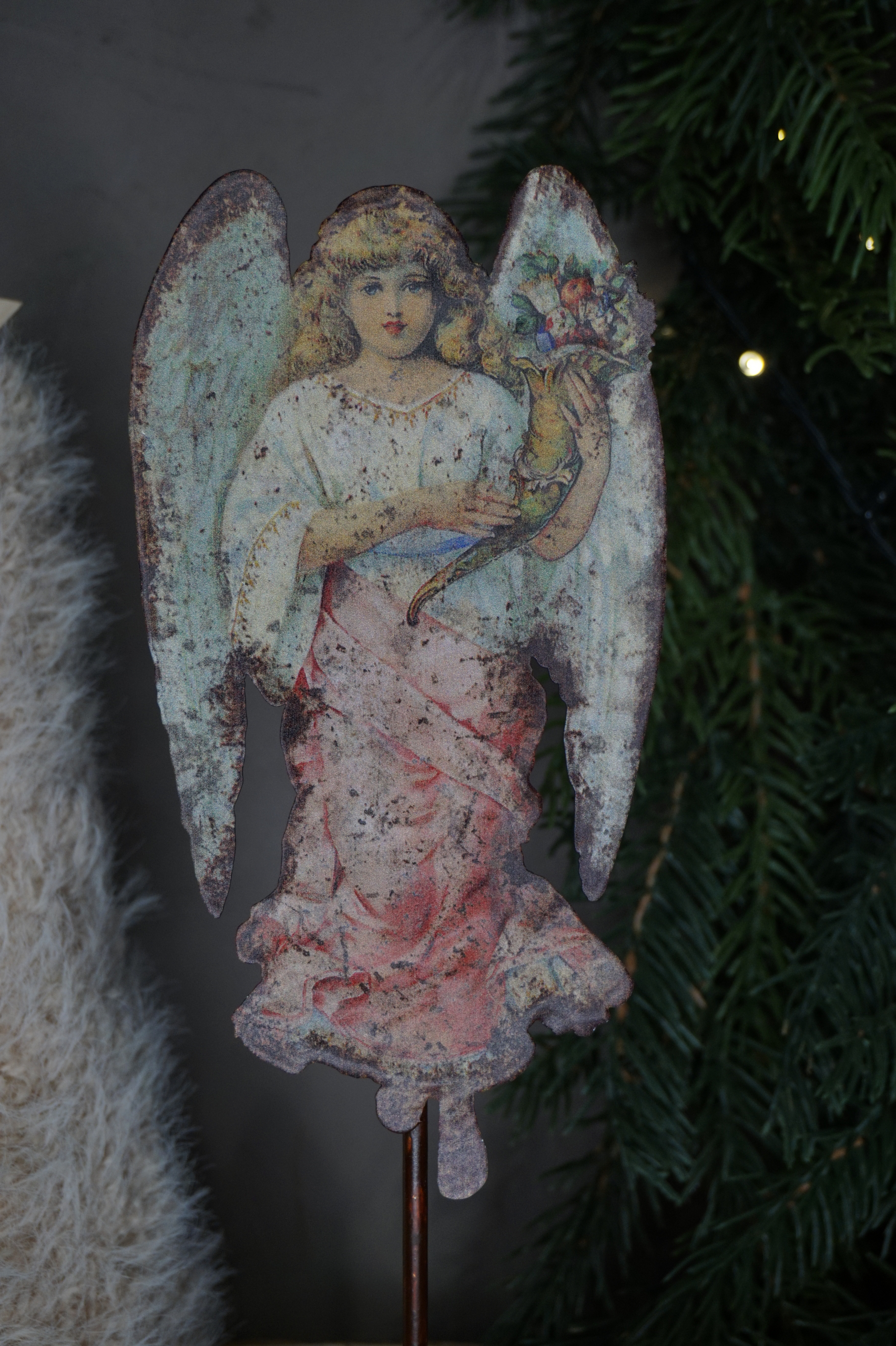 Alternative view of Ángel rosa y azul con soporte estilo vintage