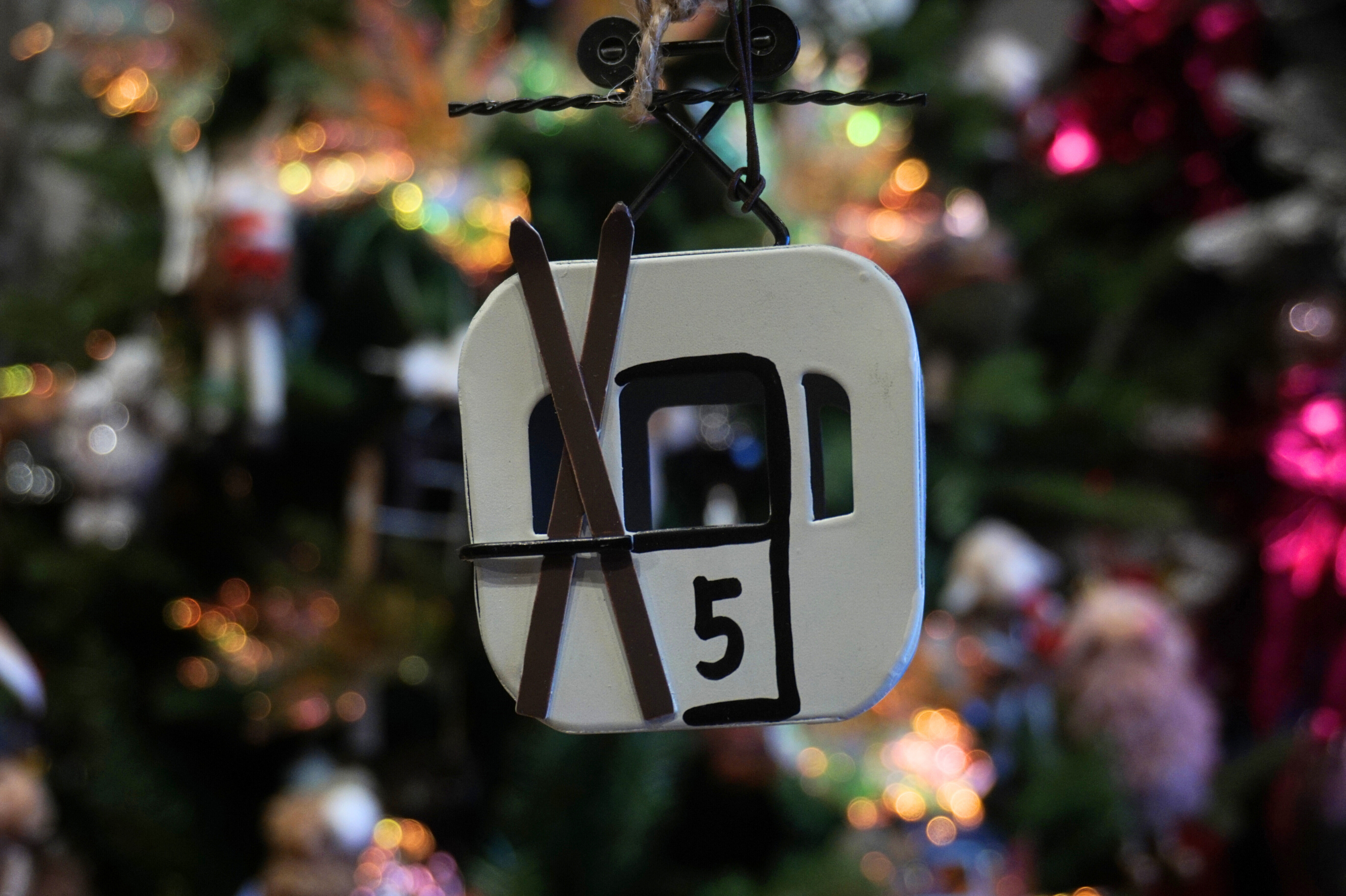 Adornos árbol – Cabina teleférico blanca - Imagen 3