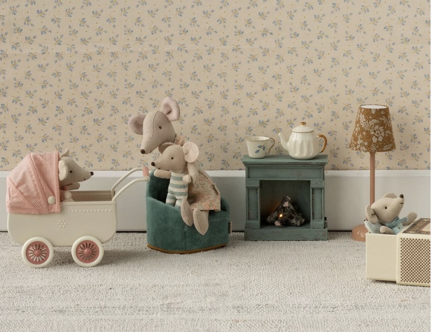 Maileg -  Chimenea, Ratón azul - Imagen 3