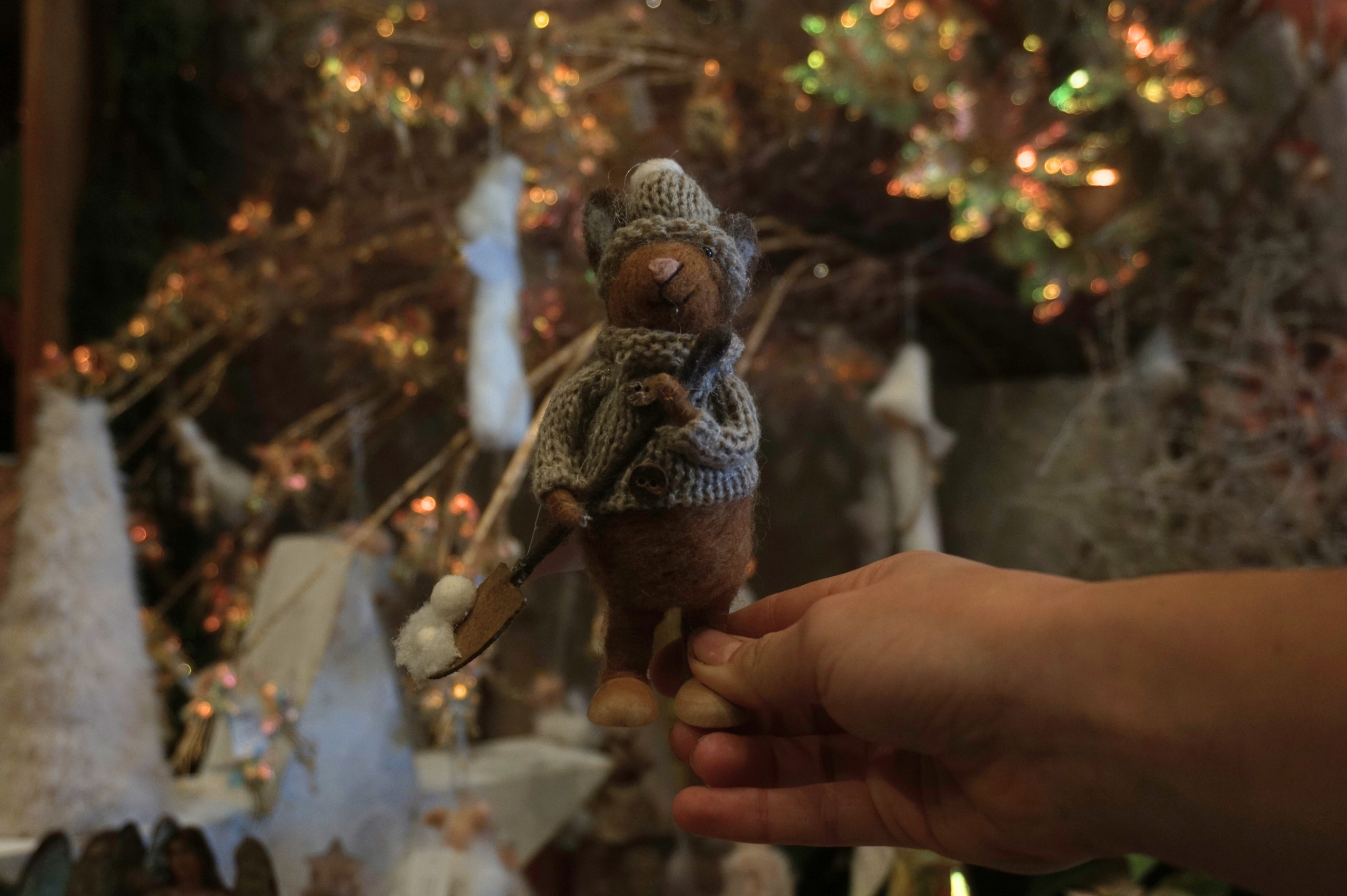 Conejo marrón equipado con pala para la nieve hecho a mano - Imagen 4