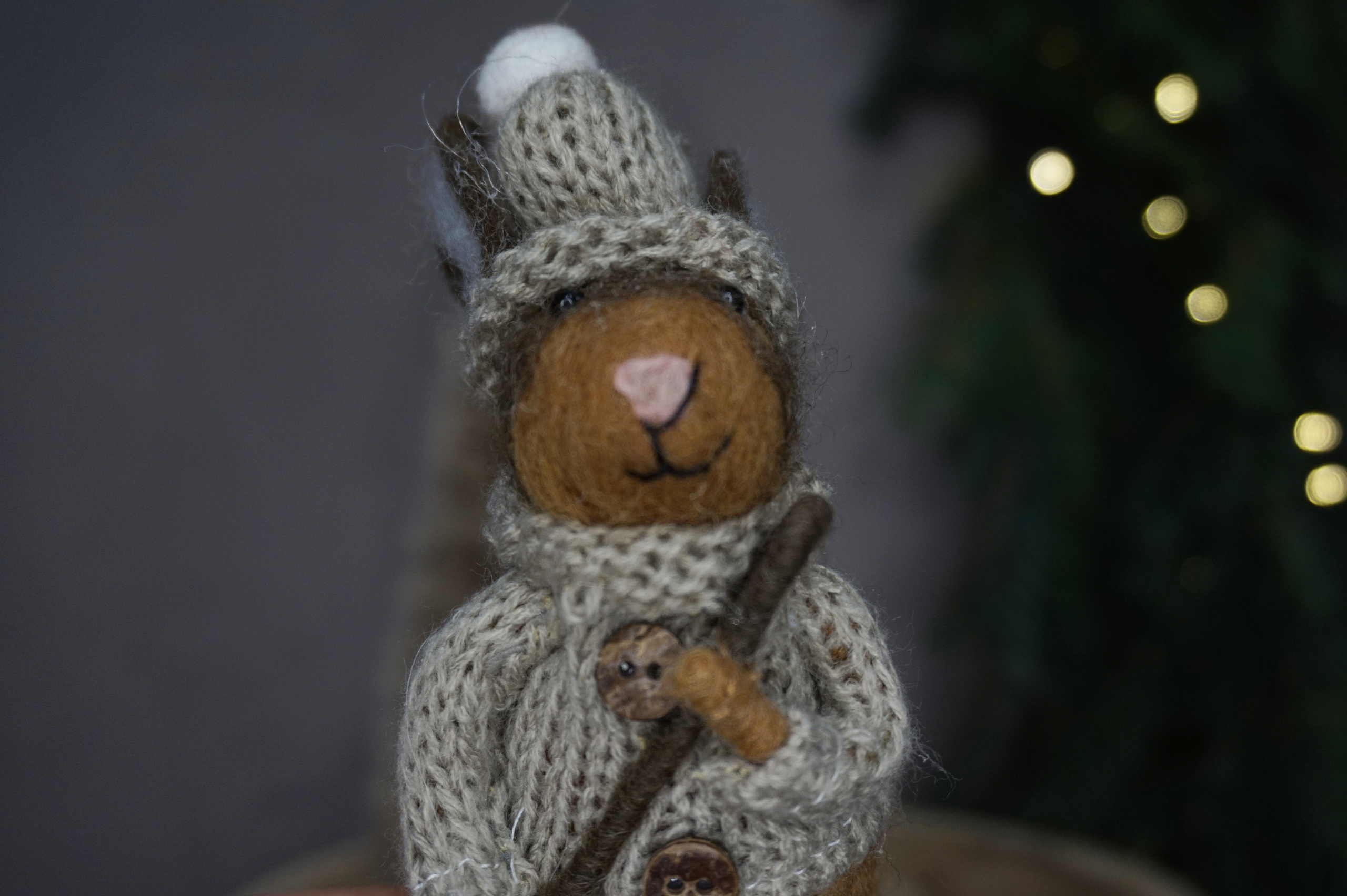 Conejo marrón equipado con pala para la nieve hecho a mano - Imagen 3