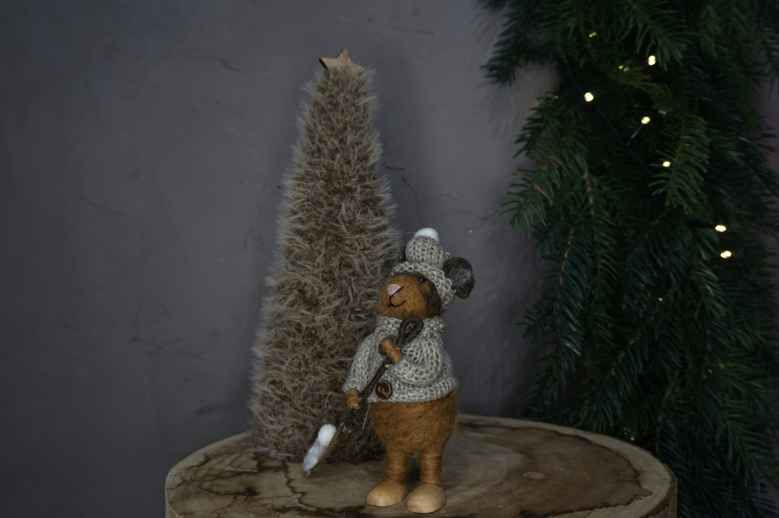 Conejo marrón equipado con pala para la nieve hecho a mano