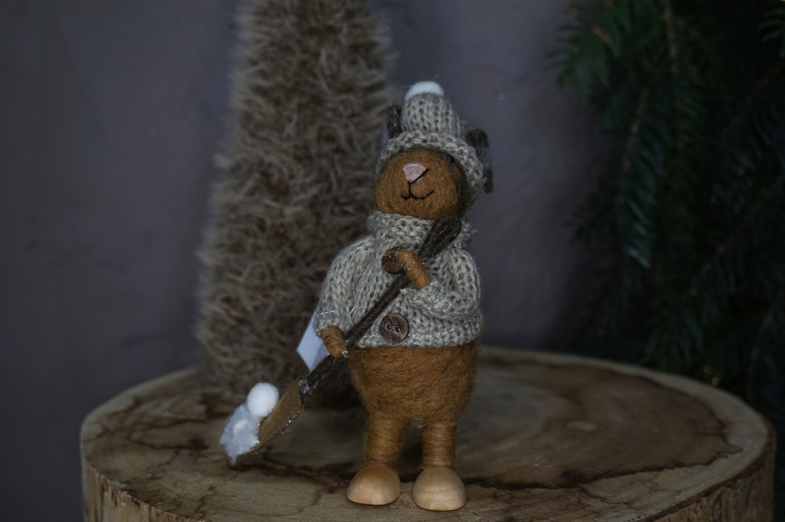 Alternative view of Conejo marrón equipado con pala para la nieve hecho a mano