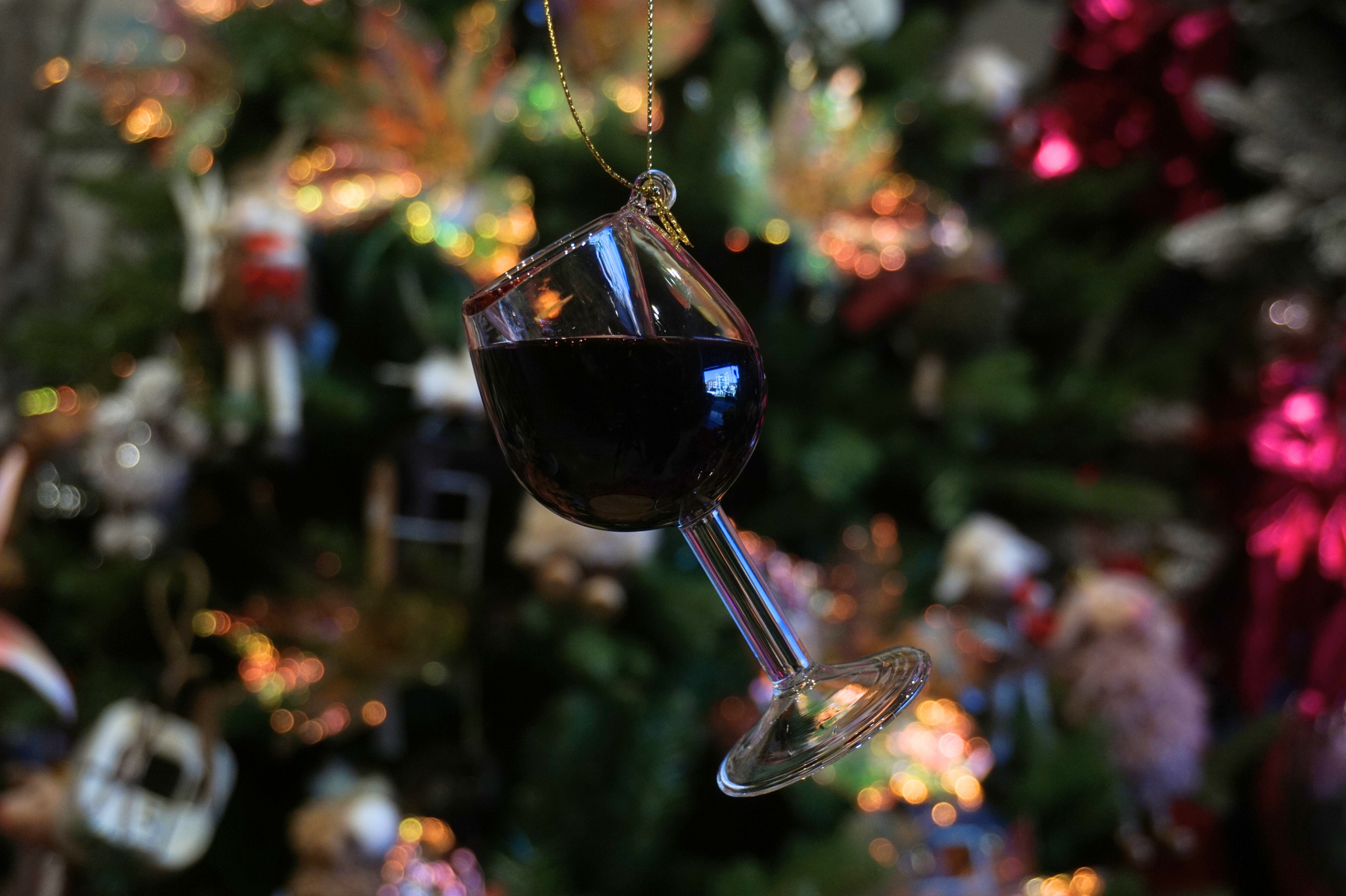 Copa de vino con líquido - Imagen 4