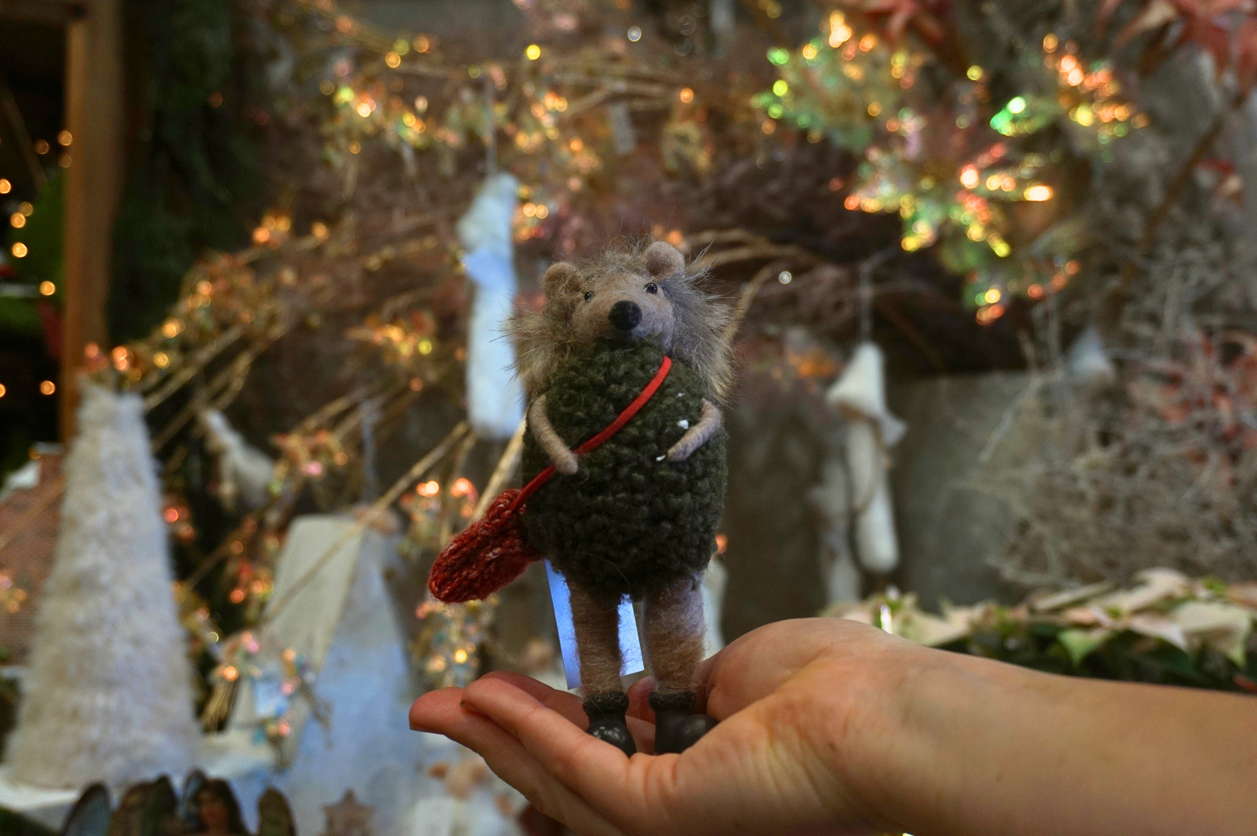 Erizo con abrigo y bolso hecho a mano - Imagen 3