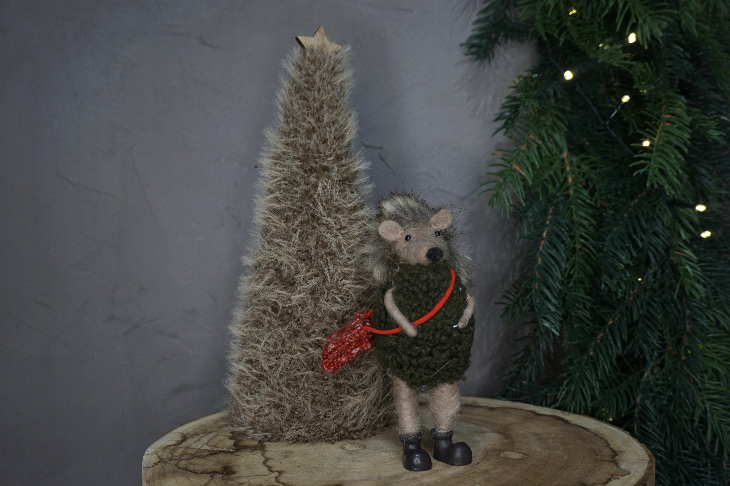 Erizo con abrigo y bolso hecho a mano