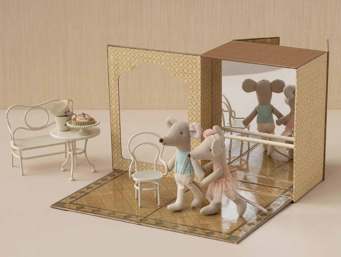 Maileg - Ratones ballet en estudio de danza, hermana y hermano pequeños - Imagen 2