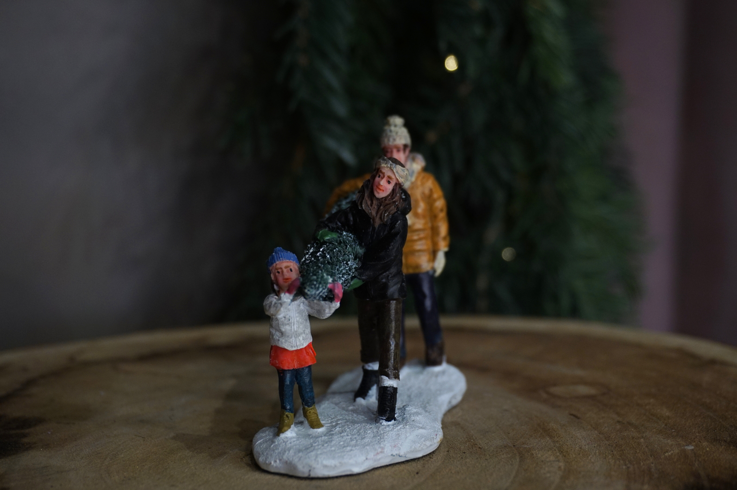 Alternative view of Ciudad Mágica - Familia llevando árbol de Navidad