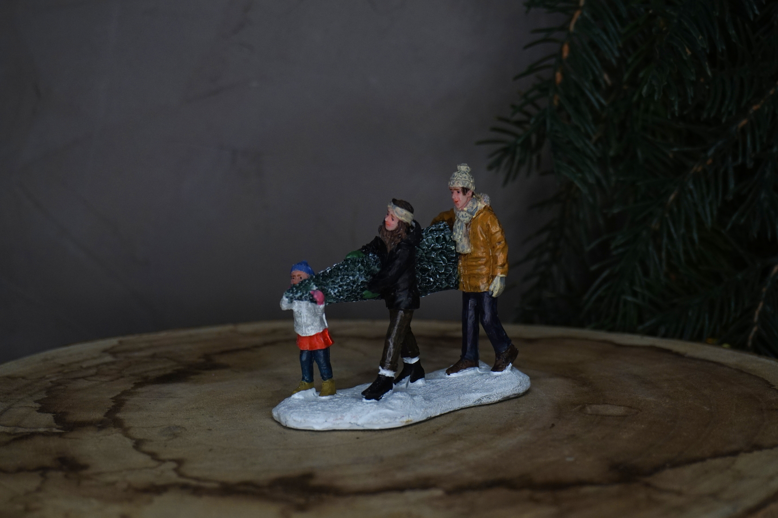 Ciudad Mágica - Familia llevando árbol de Navidad