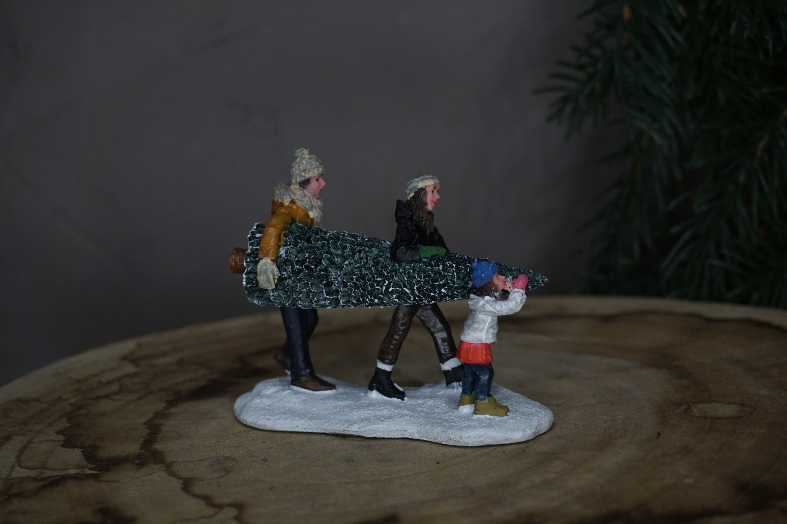 Ciudad Mágica - Familia llevando árbol de Navidad - Imagen 3