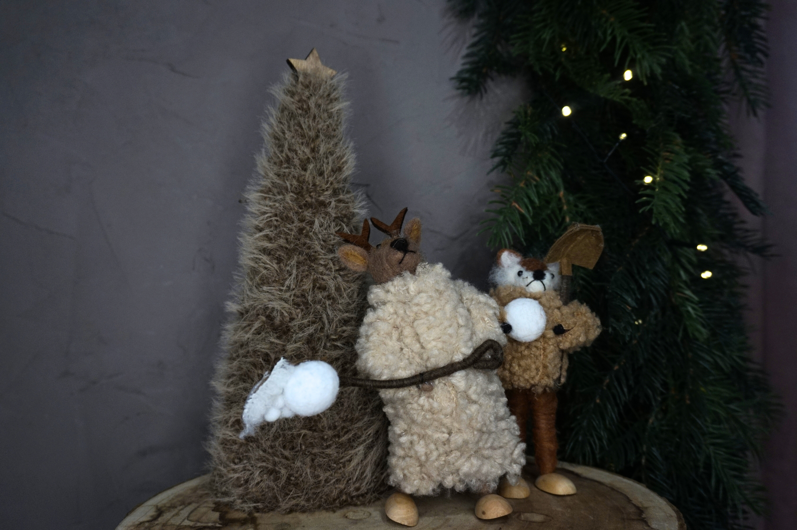 Reno con abrigo y pala para la nieve hecho a mano - Imagen 5