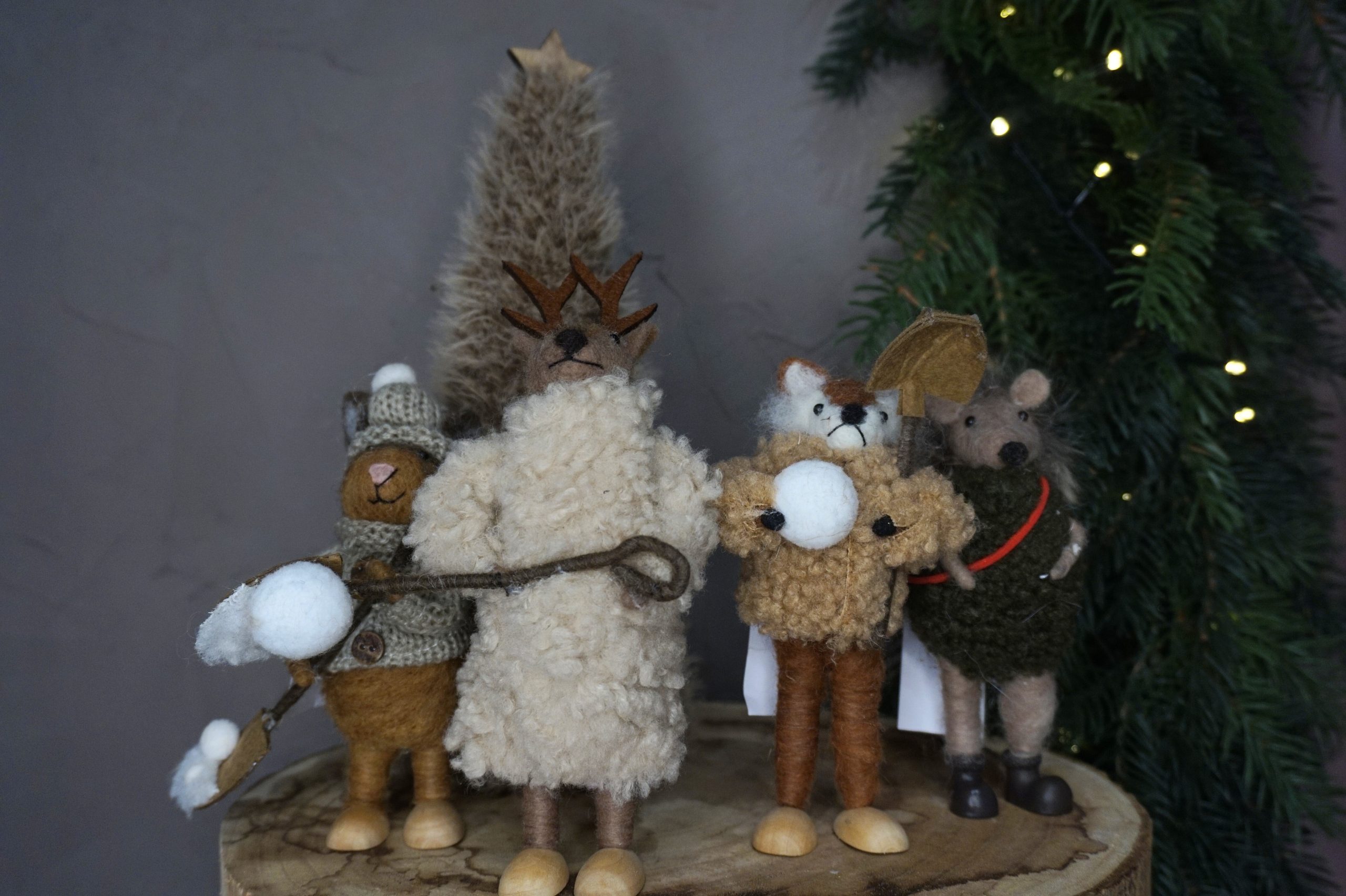 Reno con abrigo y pala para la nieve hecho a mano - Imagen 4