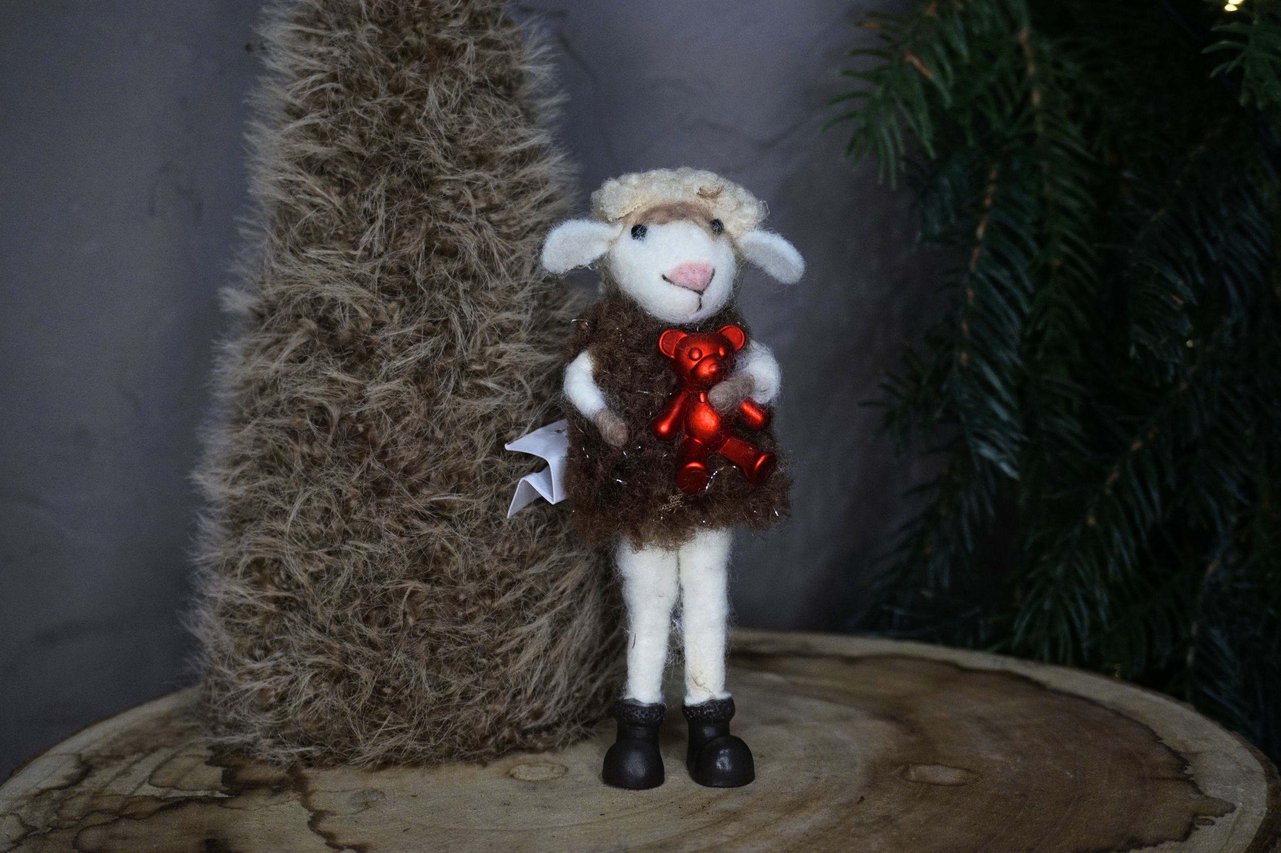 Alternative view of Oveja con peluche hecha a mano