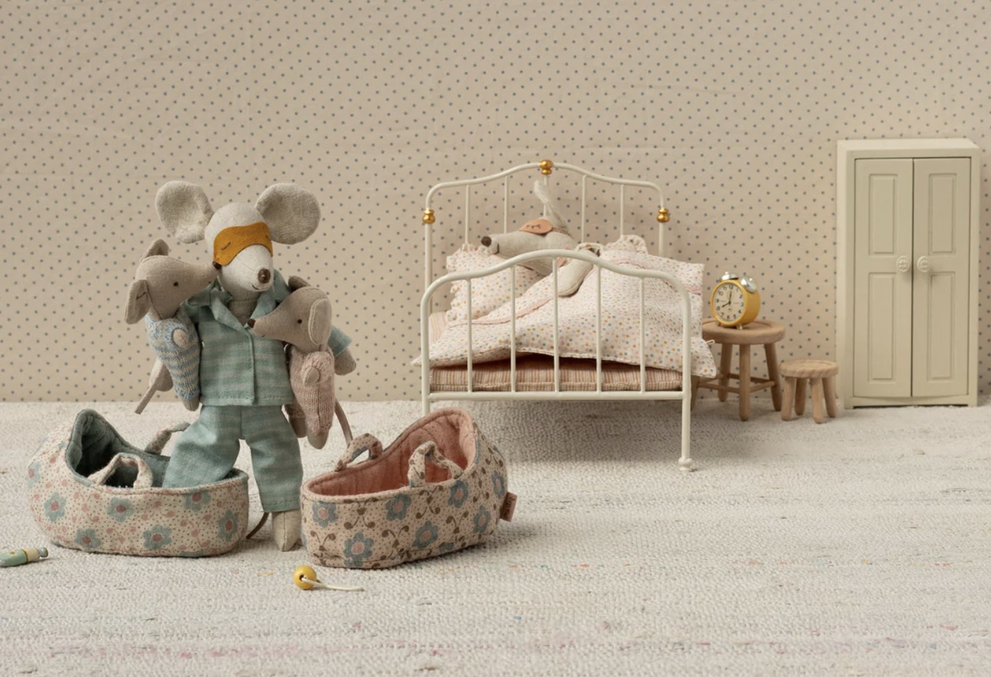 Maileg - Bebé ratón en capazo rosa - Imagen 3