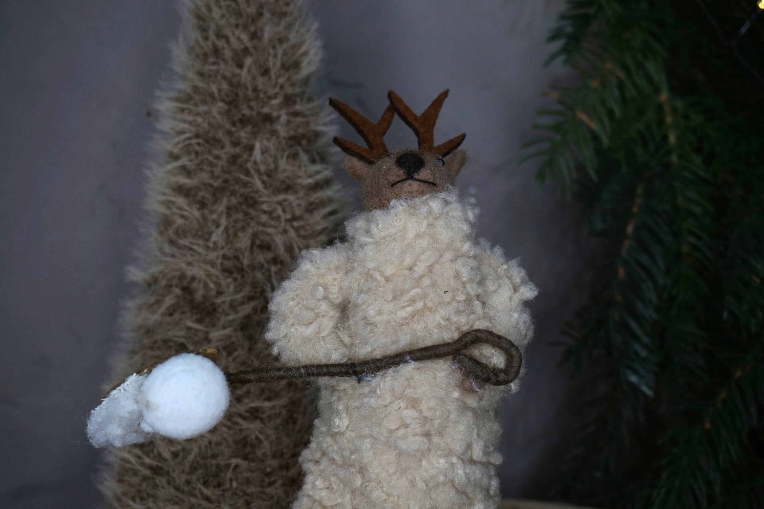 Alternative view of Reno con abrigo y pala para la nieve hecho a mano