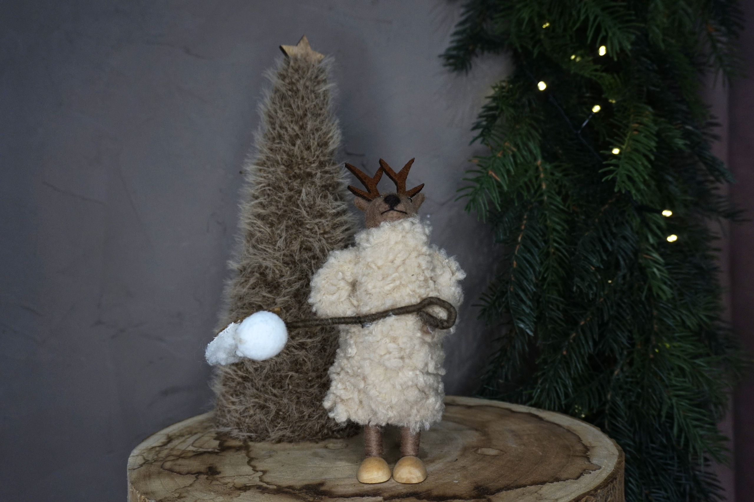 Reno con abrigo y pala para la nieve hecho a mano