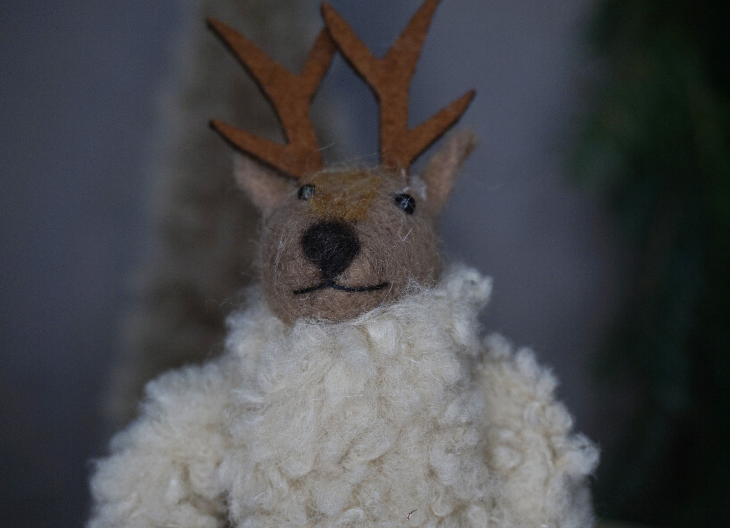 Reno con abrigo y pala para la nieve hecho a mano - Imagen 3