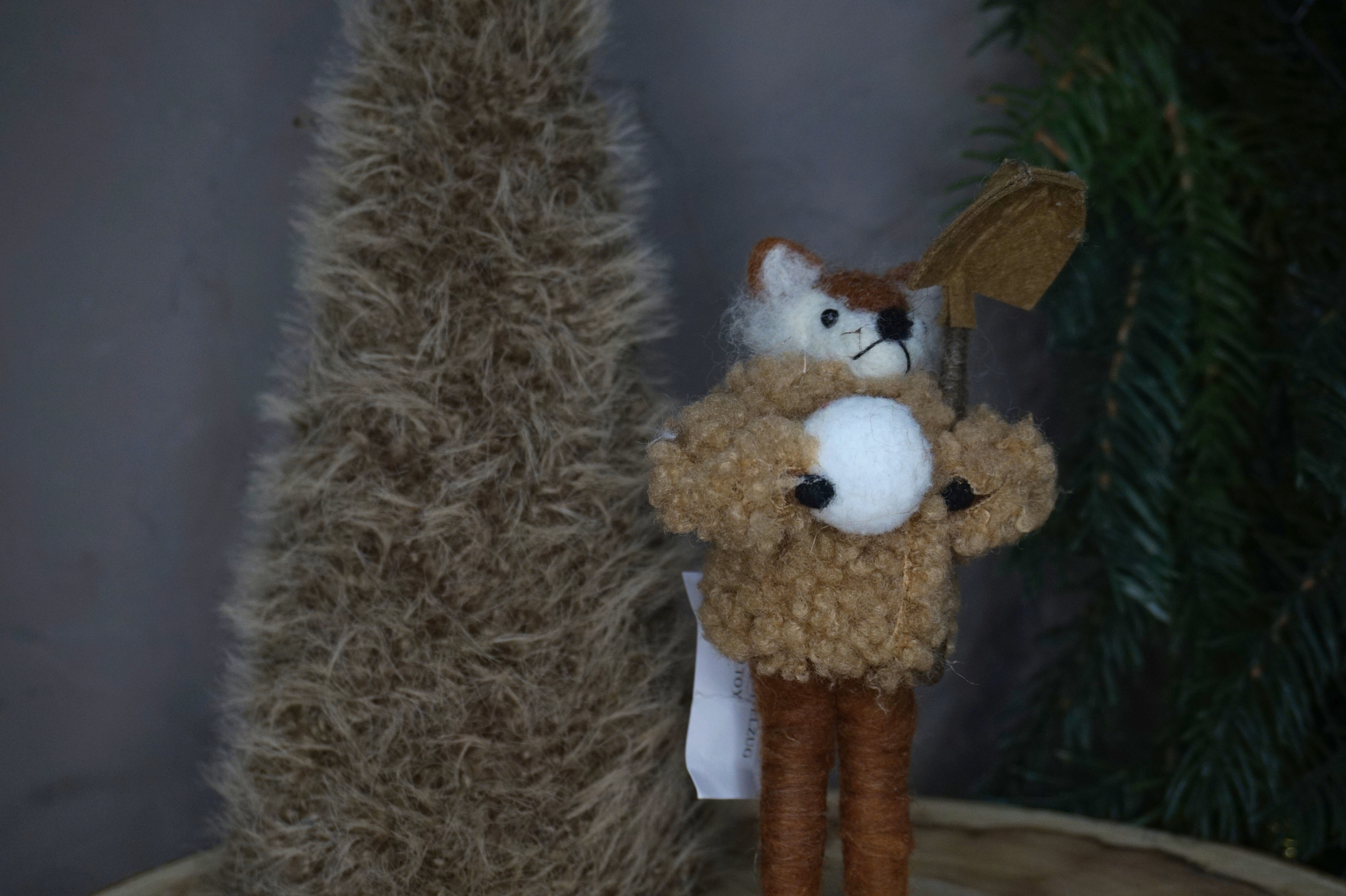 Alternative view of Zorro equipado con pala, abrigo y bola de nieve hecho a mano