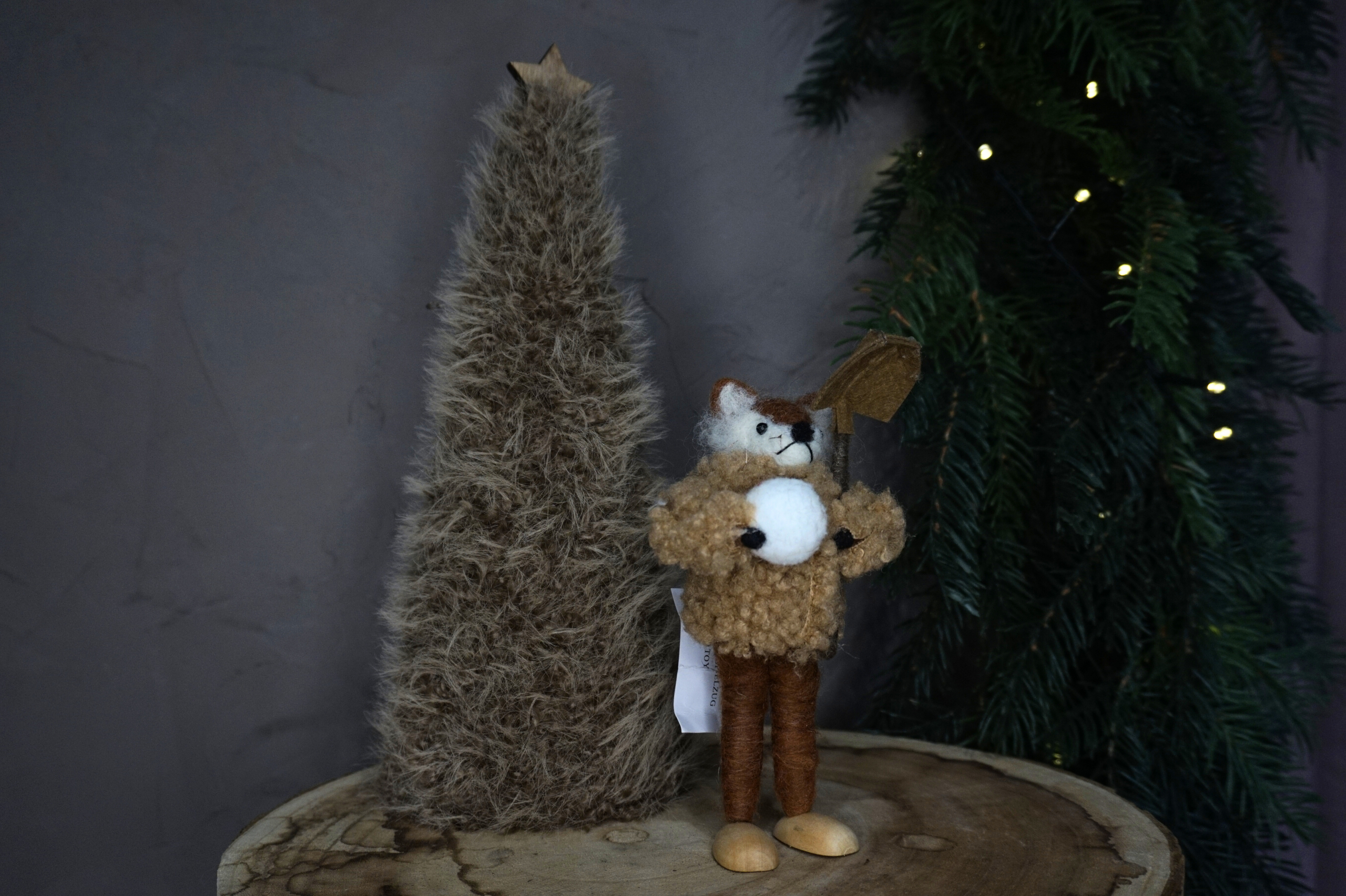 Zorro equipado con pala, abrigo y bola de nieve hecho a mano