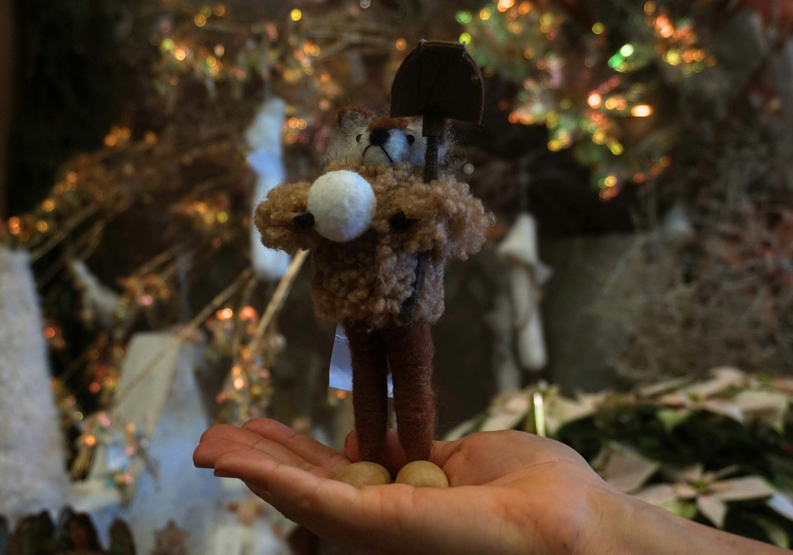 Zorro equipado con pala, abrigo y bola de nieve hecho a mano - Imagen 3